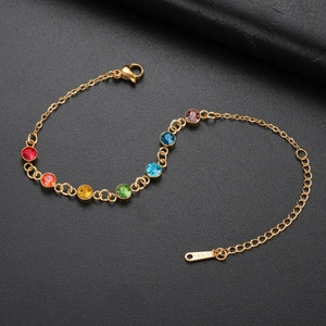 Detalle de la cadena de acero dorado con siete cristales de yoga de colores vibrantes