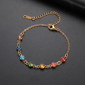 Detalle de pulsera de acero inoxidable 304 con siete cristales de colores y cierre langosta