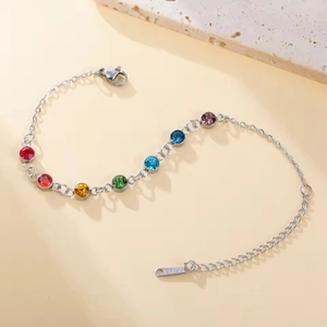 Detalle de los 7 cristales de colores en una pulsera de yoga de acero inoxidable 304