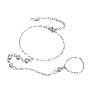 Detalle de pulsera de dedo de acero inoxidable plateado con seis circonitas claras