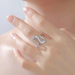 Anello in acciaio inossidabile argento lucido con design a onda effetto metallo