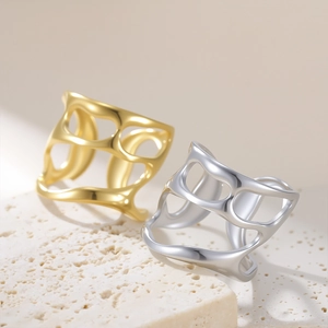 Dettaglio di anelli in acciaio inossidabile oro e argento con design geometrico