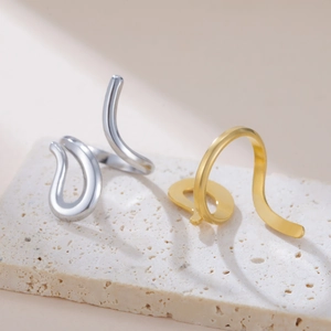 Anelli minimalisti in acciaio inossidabile lucido oro e argento su base in pietra