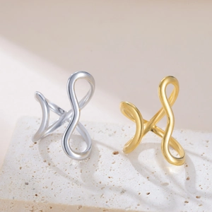 Dettaglio di anelli minimalisti in acciaio inossidabile a forma di onda, oro e argento