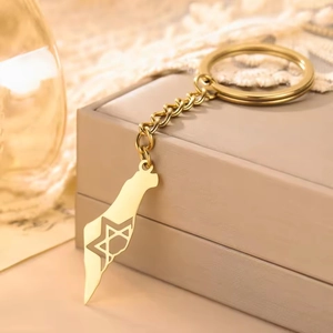 Porte-clés doré carte d'Israël avec étoile de David sur une boîte à bijoux beige