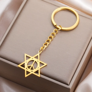 Détail du porte-clés étoile de David doré avec signe de paix sur soie et écrin bijoux