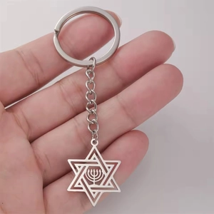 Détail d'un porte-clés en acier inoxydable argenté avec l'étoile de David et la Menorah