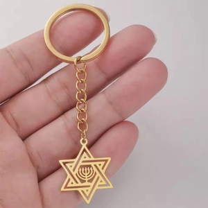 Gros plan d'un porte-clés Étoile de David en acier doré avec pendentif Menorah
