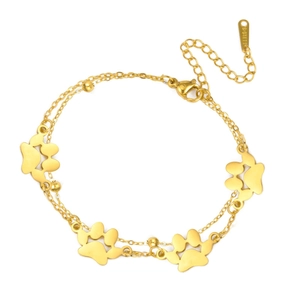 Macro-detail van de gouden roestvrijstalen dubbele kettingarmband met pootjes en karabijnsluiting
