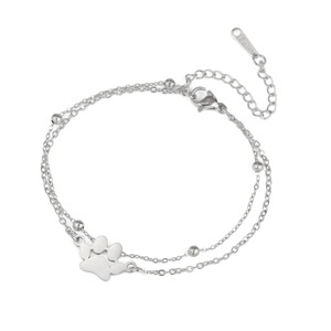Detail van dubbellaagse roestvrijstalen armband met poot hanger en karabijnsluiting