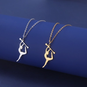 Détail des colliers de gymnaste en finition or et argent sur chaîne à maillons