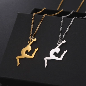 Détail des colliers avec pendentif gymnaste en argent et or dans un coffret à bijoux