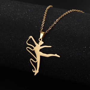 Détail d'un collier en acier inoxydable doré avec un pendentif de gymnaste rythmique