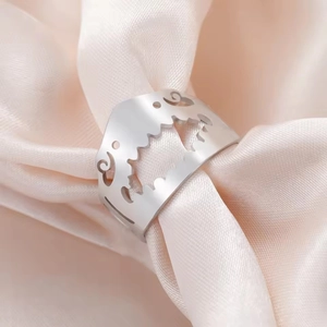 Anillo de tiburón en plata pulida con motivos calados de nubes sobre seda rosa