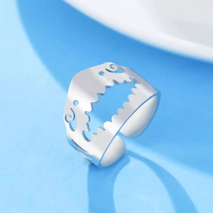 Detalle del diseño de dientes de tiburón y patrones de olas en el anillo ajustable