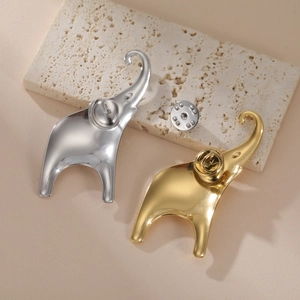 Spille a forma di elefante in argento e oro su base in pietra per accessori moda