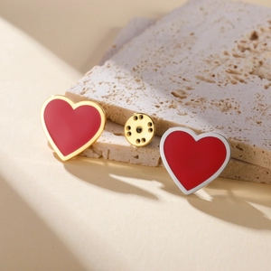 Set de broches de corazón en acero inoxidable con esmalte rojo y rojo oscuro mate
