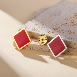 Broches minimalistas de diamantes rojos en acero inoxidable con bordes dorados y plateados
