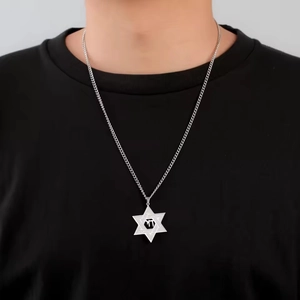 Collar de hombre en acero inoxidable con colgante de Estrella de David y grabado hebreo