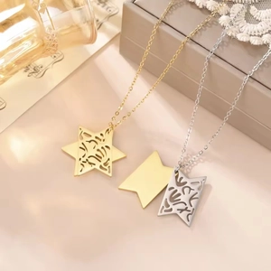 Detalle de colgantes de hexagramas de oro y plata con caligrafía en fondo vintage