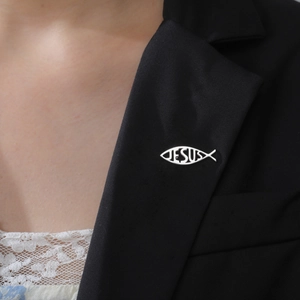 Broche poisson Ichthys en acier inoxydable 304 avec découpe Jesus sur un revers sombre