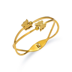 Makro-Detail des goldenen Schmetterlingsarmbands mit Mattierung und Doppelring-Design