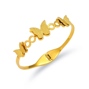 Nahaufnahme von goldenem Schmetterling-Armband aus Edelstahl mit mattierter Textur