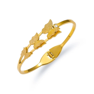 Detail eines goldenen Doppel-Schmetterling-Armreifs mit matten Flügeln und Zirkonia-Stein
