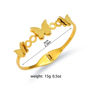 Minimalistischer 18K vergoldeter Schmetterlings-Armreif mit mattem Design und 6cm Durchmesser