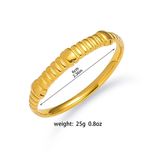 Vue détaillée du bracelet en acier doré avec texture côtelée et dimensions de 6cm