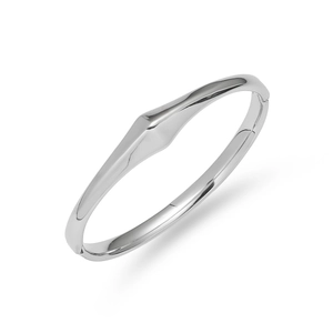 Detailansicht eines minimalistischen silbernen Edelstahl-Armreifs mit poliertem Finish