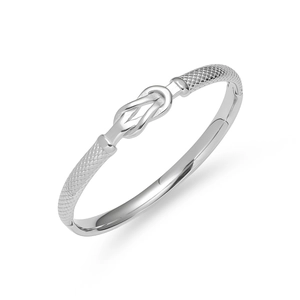 Makroaufnahme des silbernen Edelstahlknoten-Armbands mit strukturierter Netz-Optik