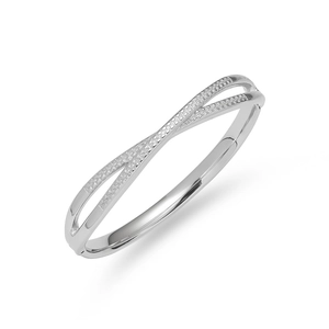 Detail eines silbernen Edelstahlarmbands mit Scharnier und elegantem Infinity-Design