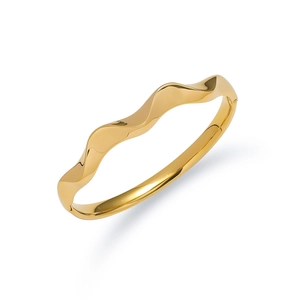 Détail du bracelet vague doré poli avec charnière sécurisée et mécanisme de fermoir