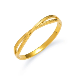 Bracelet croisé doré en acier titane poli et martelé avec un fermoir à charnière sûr