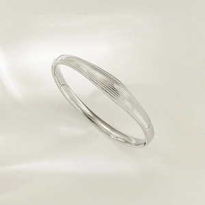 Silbernes Edelstahl-Armband mit vertikaler Wellenstruktur und poliertem Spiegelglanz