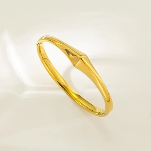 Bracelet ajouré doré minimaliste avec forme de losange géométrique et fermoir à charnière