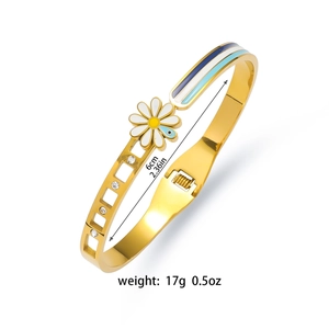 Detail van de 6cm gouden armband met emaille bloemen, strepen en kristallen