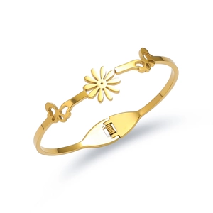 Gepolijste gouden roestvrijstalen armband met centraal madeliefje en vlinder details
