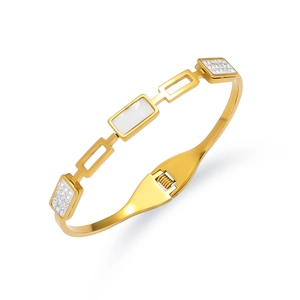 Minimalistische goudvergulde armband met rechthoekig schakelontwerp en witte parelmoer