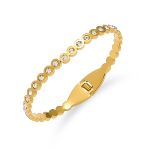 Close-up van de gouden geometrische armband met fonkelende zirkonia-inlegstukken