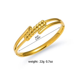 Vista dettagliata del bracciale largo in oro con diametro 6 cm e peso di 22 g