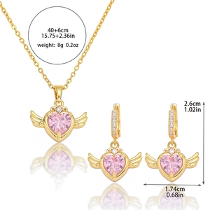 Parure collier et boucles d'oreilles cœur rose avec ailes d'ange dorées