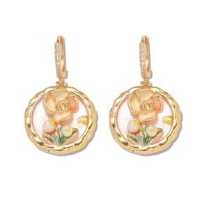 Elegante florale Emaille-Ohrringe mit Süßwasserperlen und grünen Blättern auf Vergoldung