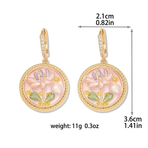 Detailansicht der Emaille-Ohrringe mit Süßwasserperlen und Maßen von 2,1 cm x 3,6 cm