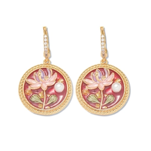 Detailansicht der goldfarbenen Emaille-Blumenohrringe mit Perlen und rotem Finish