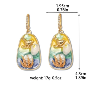 Detailansicht der Emaille-Blumenohrringe mit Maßen von 4,8 cm Höhe und 17 g Gewicht