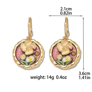 Detailansicht der Vintage-Emaille-Blumenohrringe mit Maßen 2,1 cm mal 3,6 cm