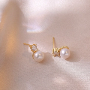 Boucles d'oreilles papillon dorées avec perles rondes blanches et zircons brillants