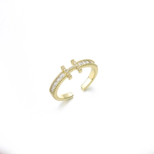 Dettaglio anello regolabile a forma di H in oro con zirconi incastonati e texture a sfere